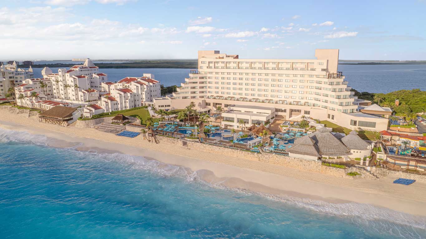 Royal Solaris Cancun all-inclusive family resort in Cancun Hotel Zone with beachfront pools, entertainment, and budget-friendly rates.